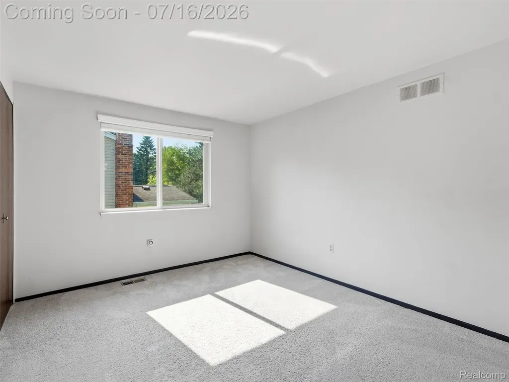 3056 Rolling Green Circle S Rochester Hills City MI 48309