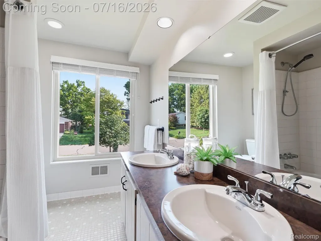 3056 Rolling Green Circle S Rochester Hills City MI 48309
