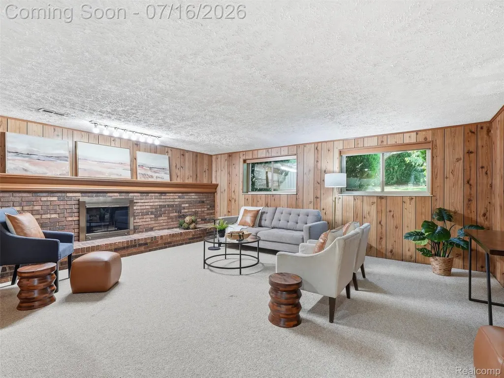 3056 Rolling Green Circle S Rochester Hills City MI 48309