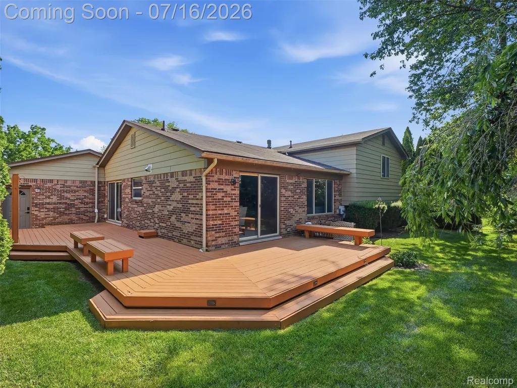 3056 Rolling Green Circle S Rochester Hills City MI 48309
