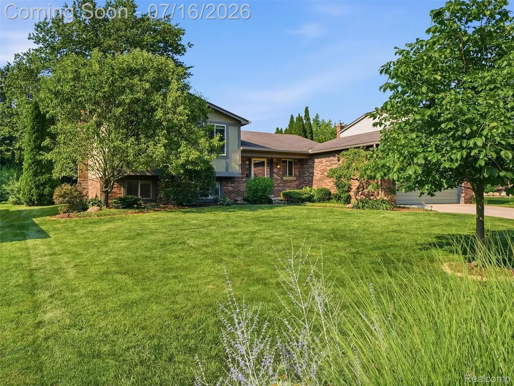 3056 Rolling Green Circle S Rochester Hills City MI 48309