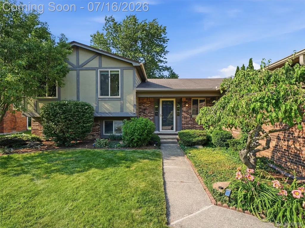 3056 Rolling Green Circle S Rochester Hills City MI 48309