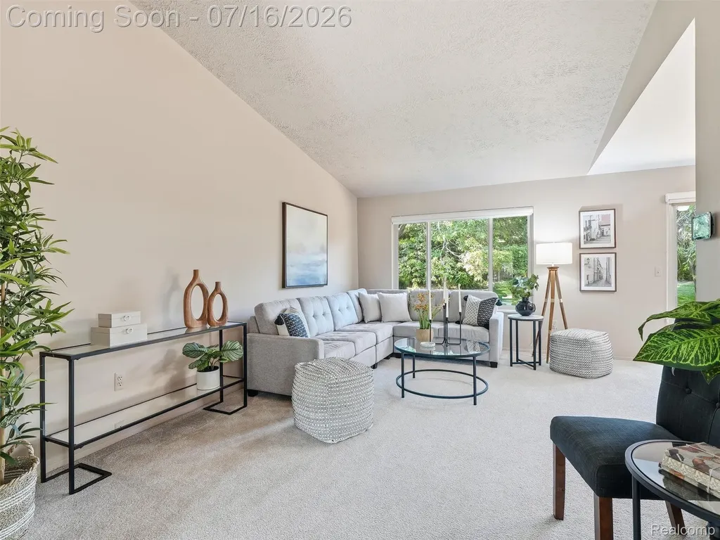 3056 Rolling Green Circle S Rochester Hills City MI 48309