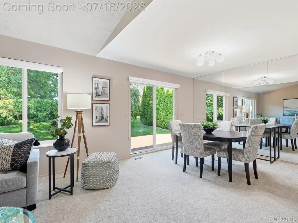 3056 Rolling Green Circle S Rochester Hills City MI 48309