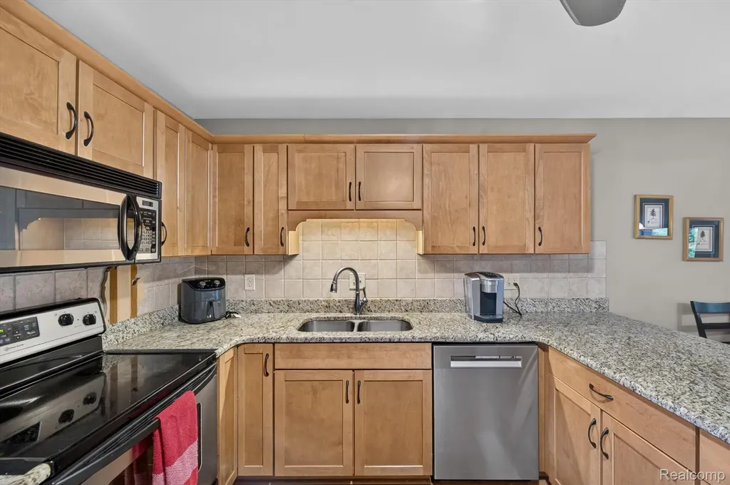 9968 Timothy Lane Green Oak Township MI 48178