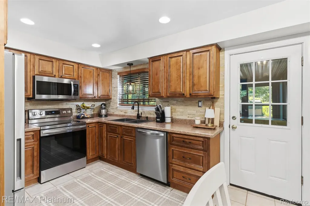 2914 Amherst Drive Lansing City MI 48906