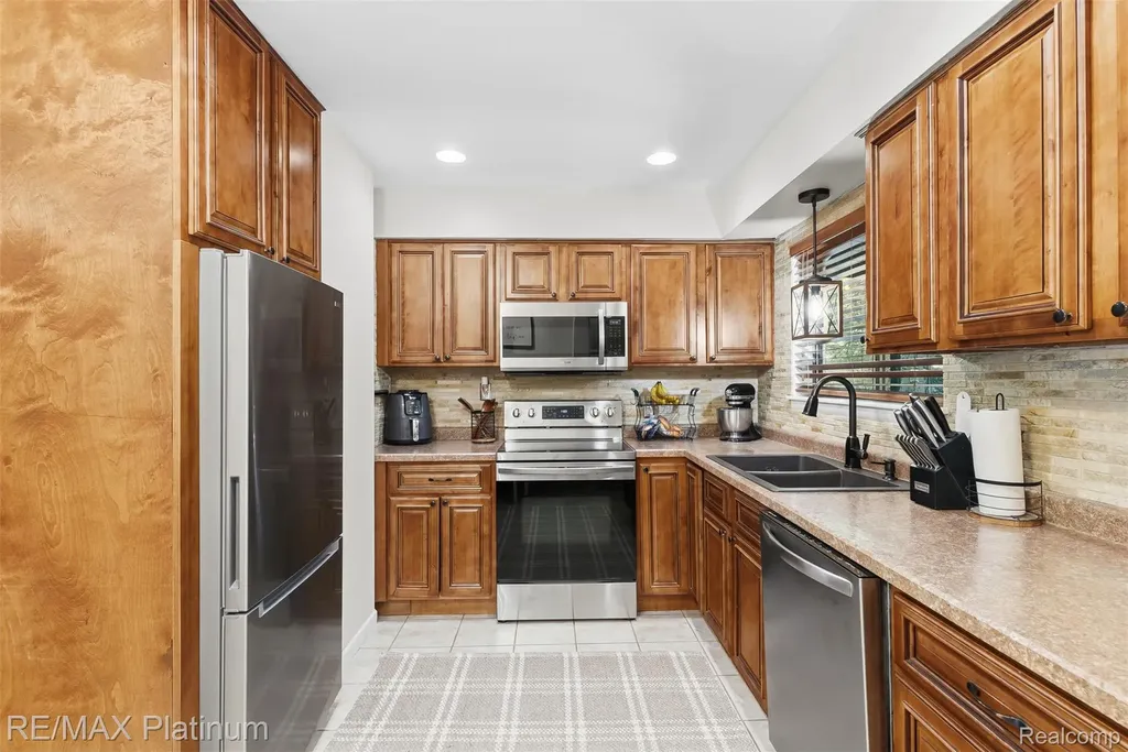 2914 Amherst Drive Lansing City MI 48906