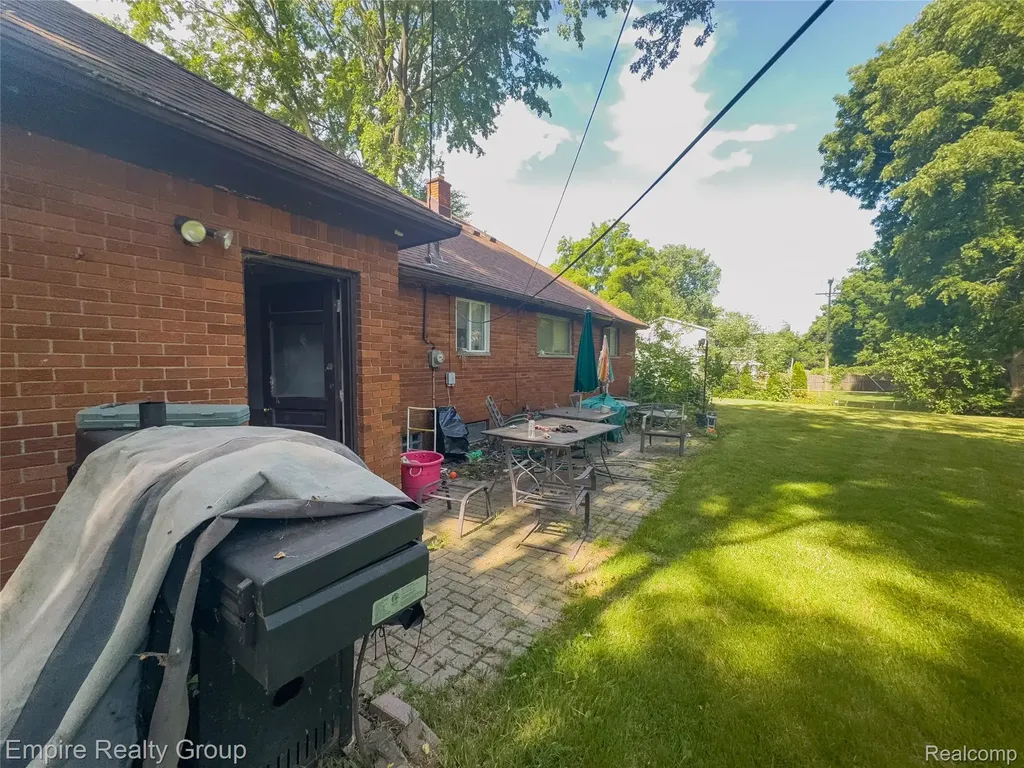 2766 W Huron Street Waterford Charter Township MI 48328