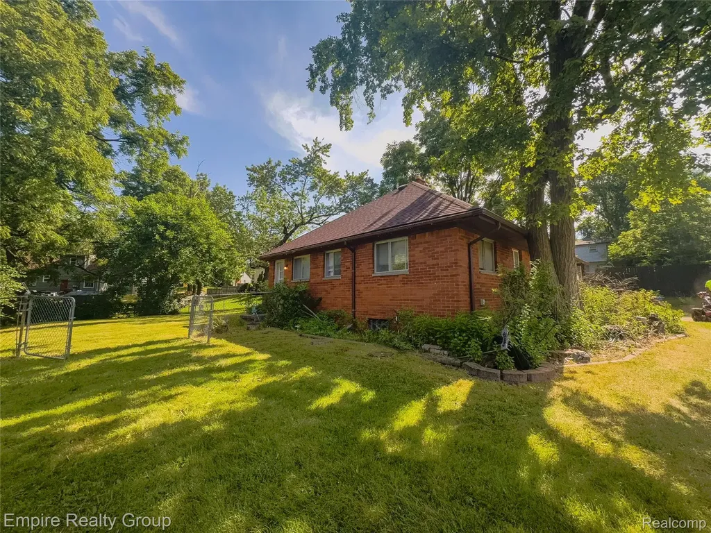 2766 W Huron Street Waterford Charter Township MI 48328