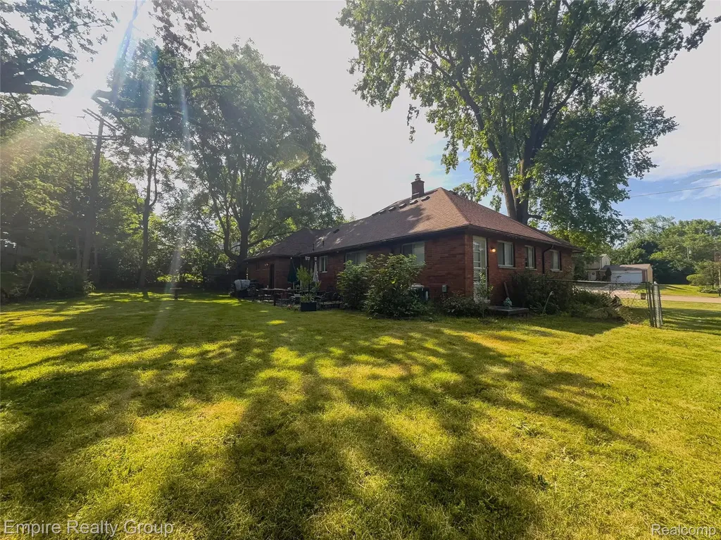 2766 W Huron Street Waterford Charter Township MI 48328