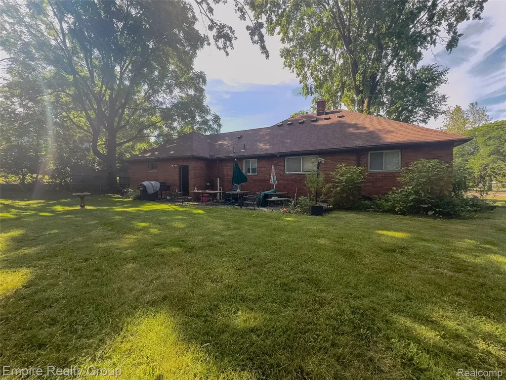 2766 W Huron Street Waterford Charter Township MI 48328