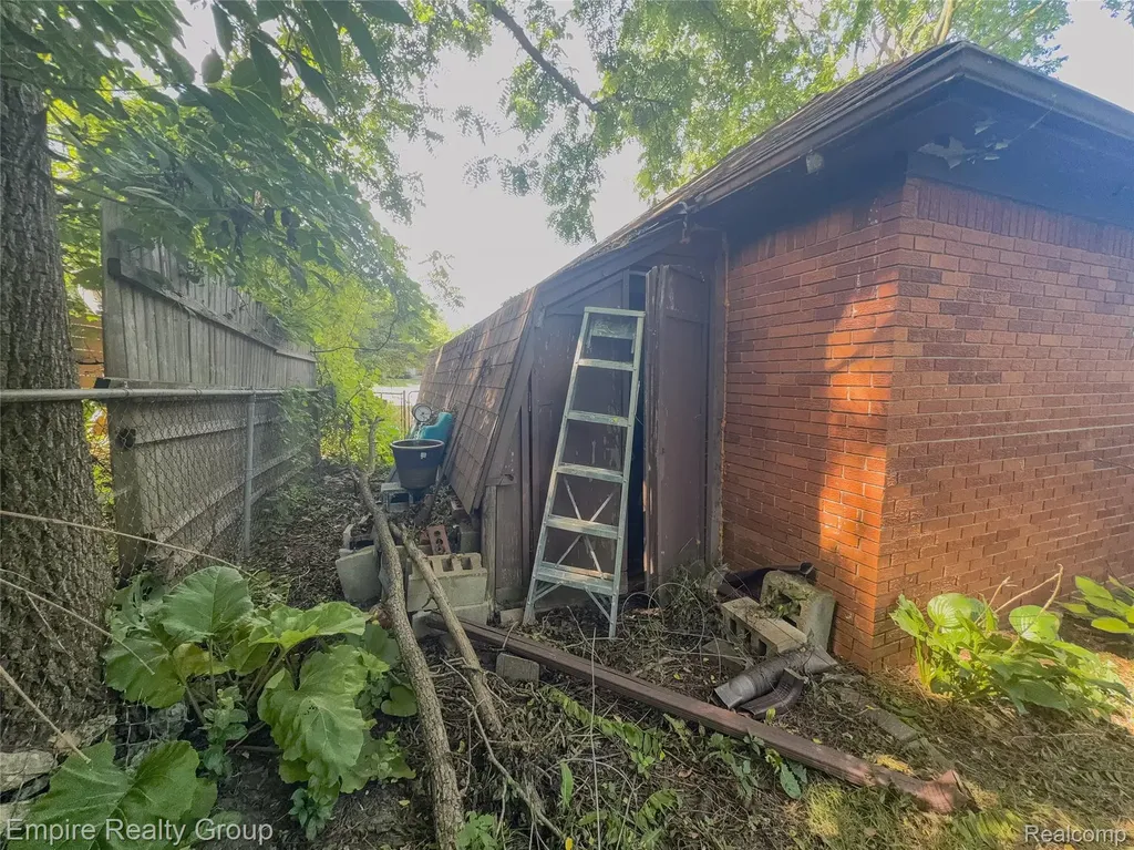 2766 W Huron Street Waterford Charter Township MI 48328