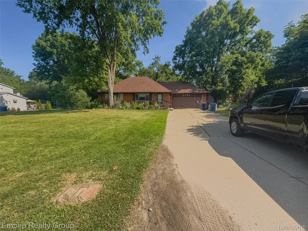 2766 W Huron Street Waterford Charter Township MI 48328