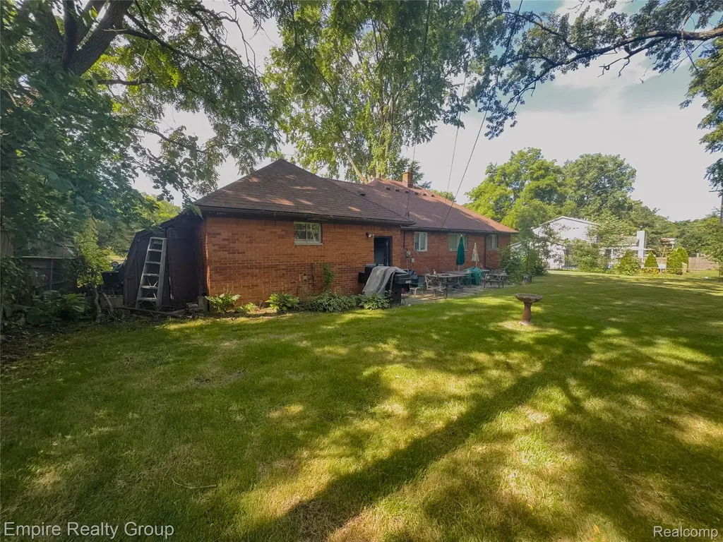 2766 W Huron Street Waterford Charter Township MI 48328