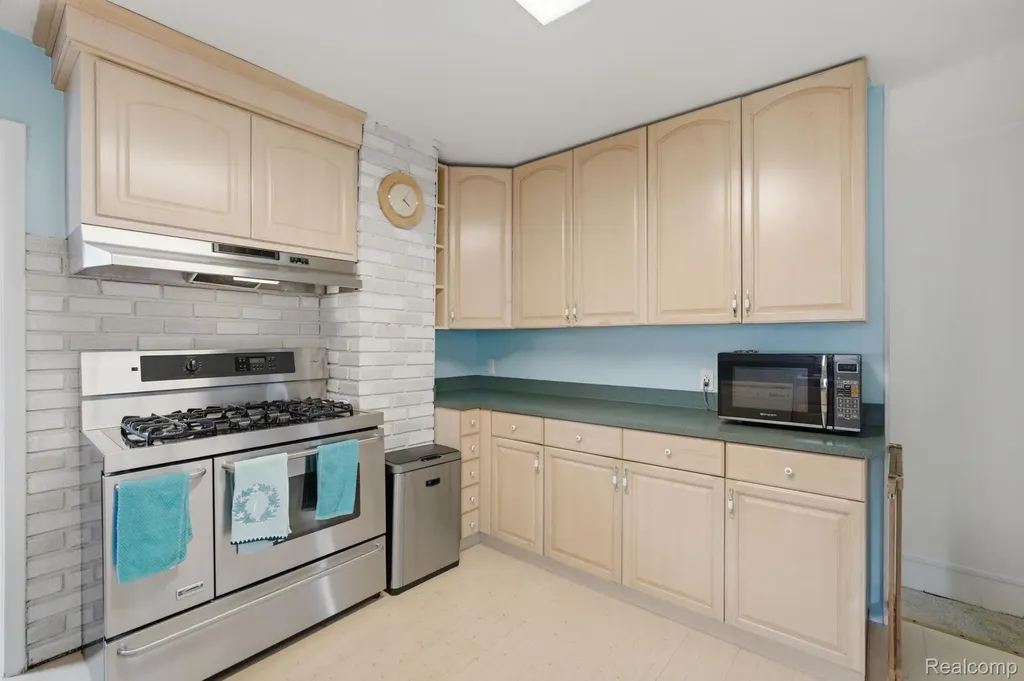 5735 N Silvery Lane Dearborn Heights City MI 48127