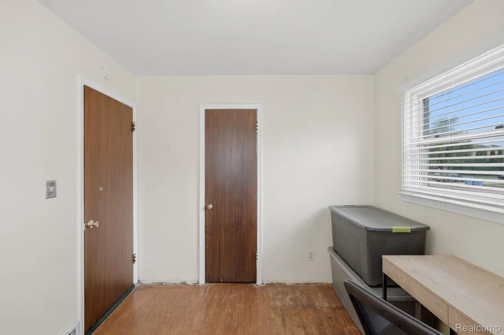 5735 N Silvery Lane Dearborn Heights City MI 48127