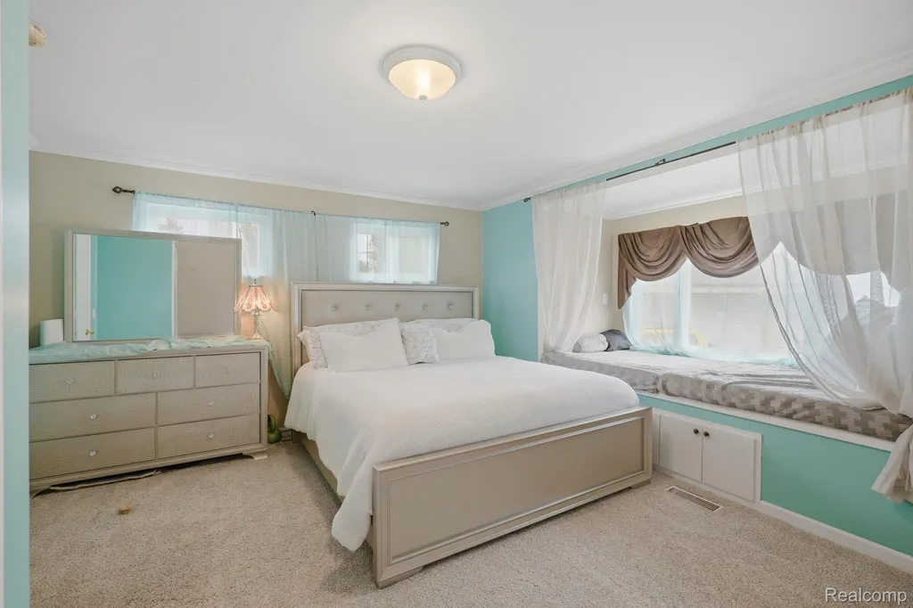 5735 N Silvery Lane Dearborn Heights City MI 48127