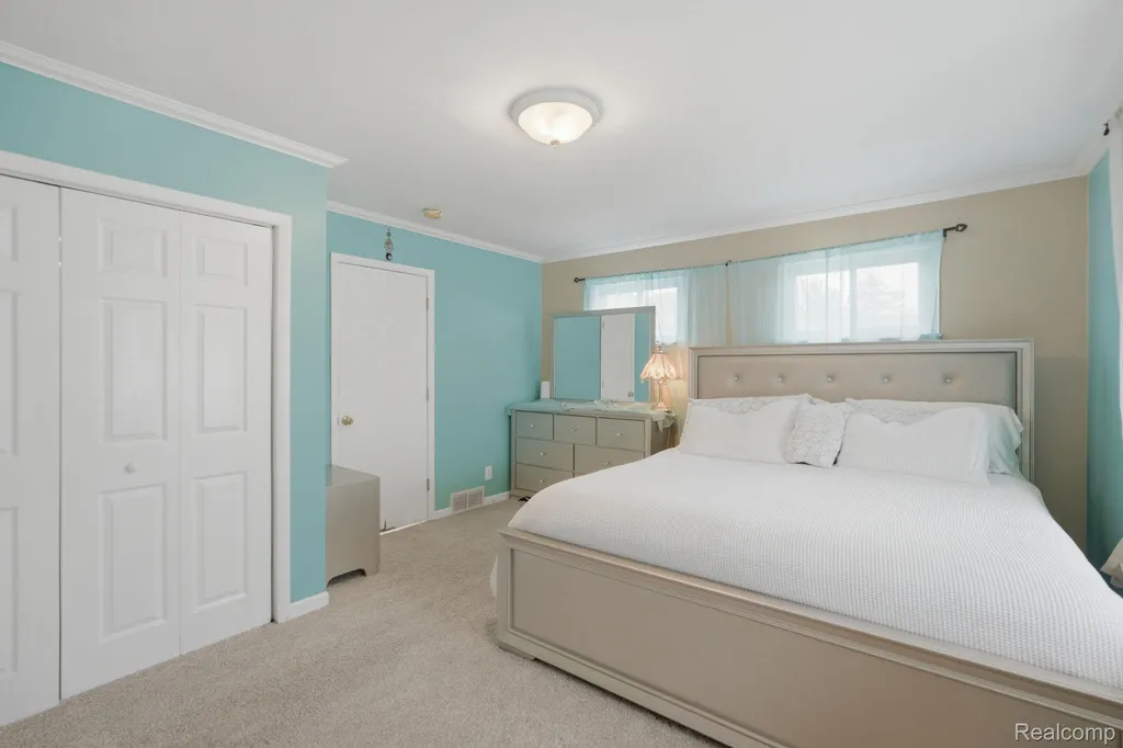 5735 N Silvery Lane Dearborn Heights City MI 48127
