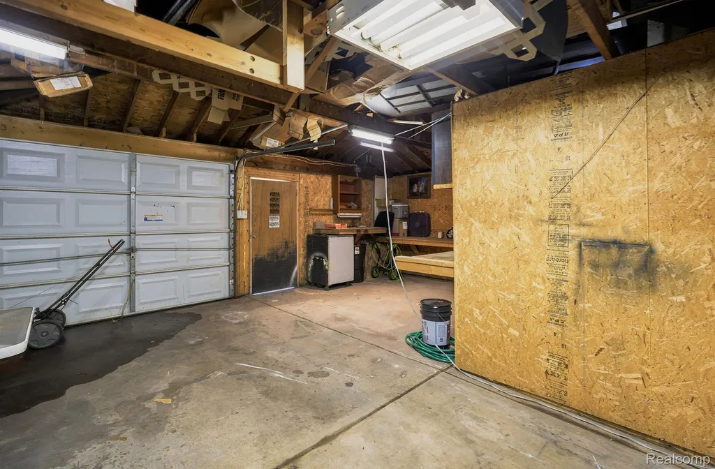 5735 N Silvery Lane Dearborn Heights City MI 48127