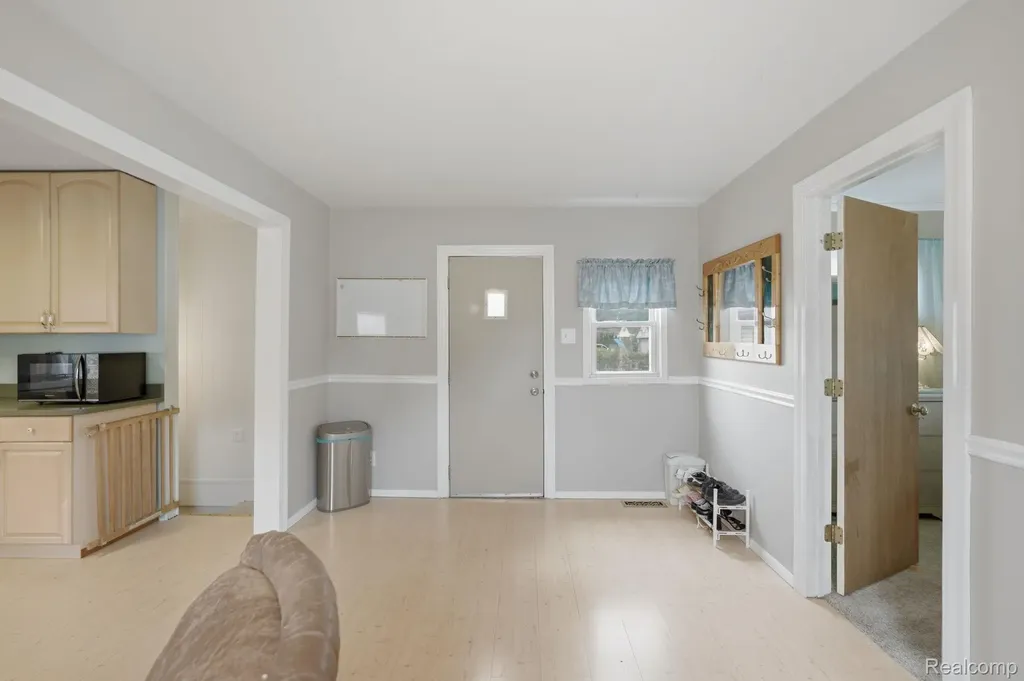 5735 N Silvery Lane Dearborn Heights City MI 48127