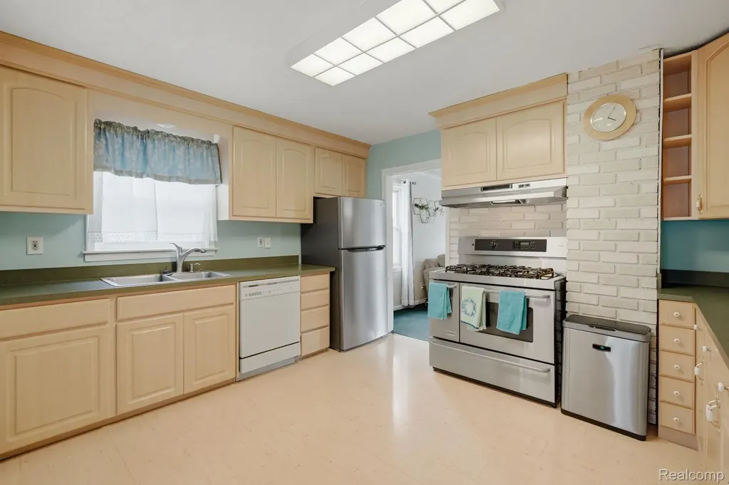 5735 N Silvery Lane Dearborn Heights City MI 48127
