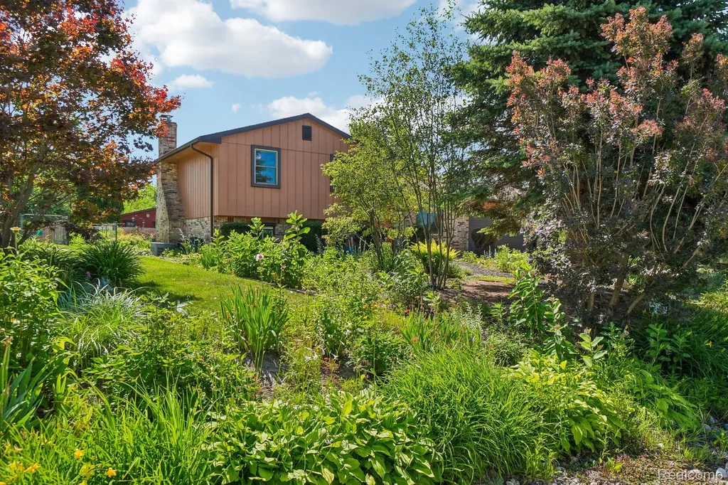 2714 Silverstone Lane Waterford Charter Township MI 48329