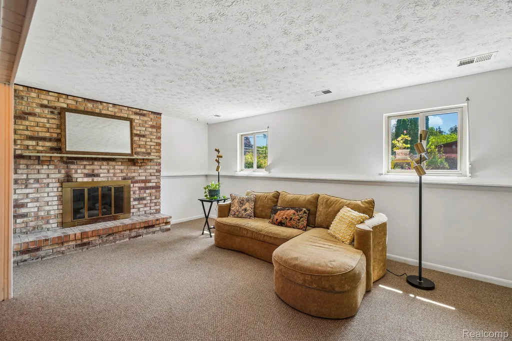 2714 Silverstone Lane Waterford Charter Township MI 48329