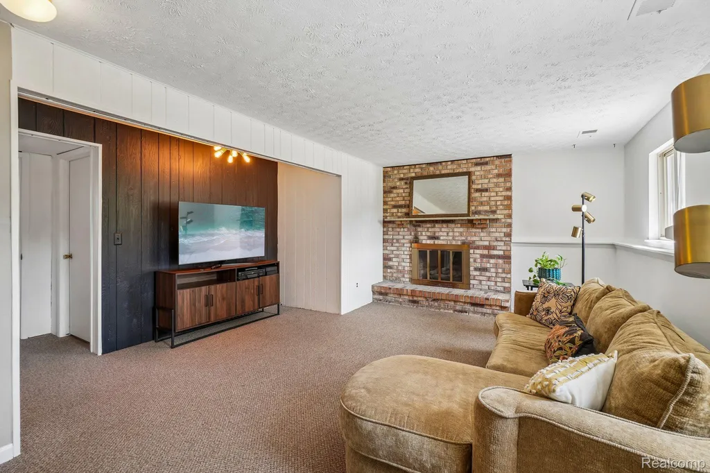 2714 Silverstone Lane Waterford Charter Township MI 48329