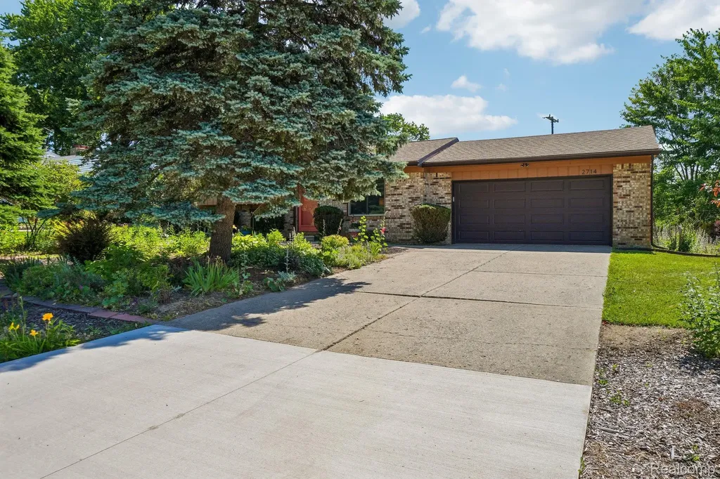 2714 Silverstone Lane Waterford Charter Township MI 48329