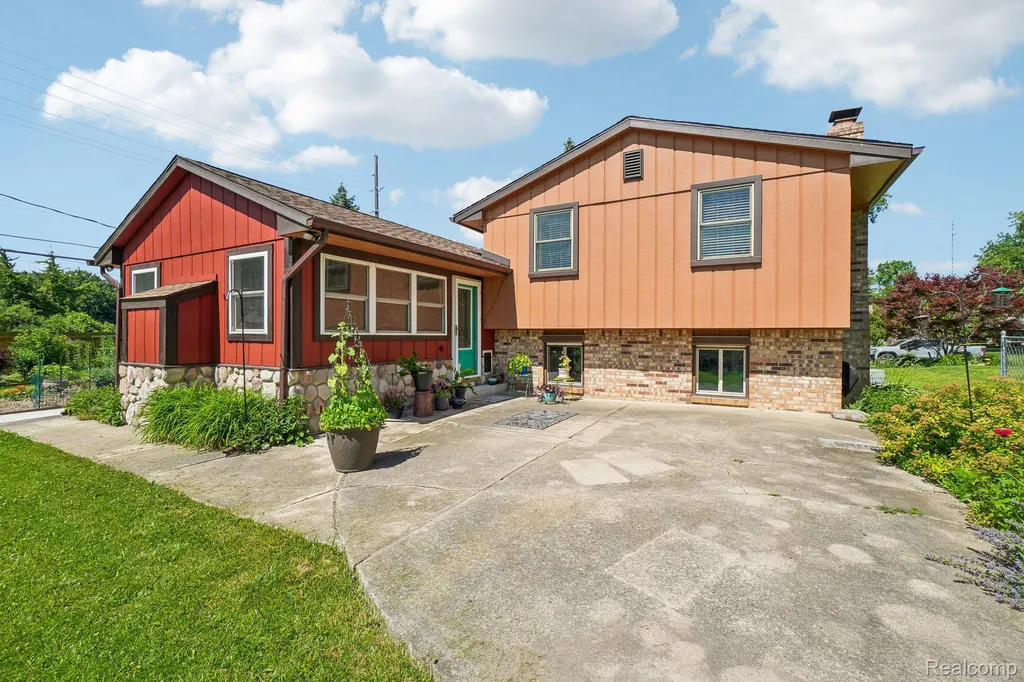 2714 Silverstone Lane Waterford Charter Township MI 48329
