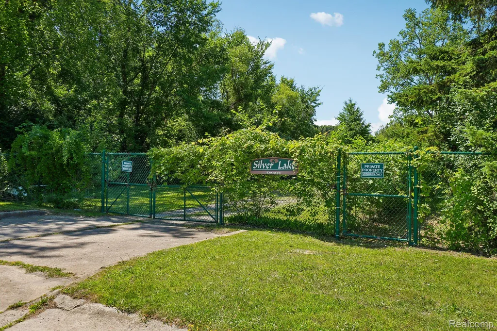 2714 Silverstone Lane Waterford Charter Township MI 48329
