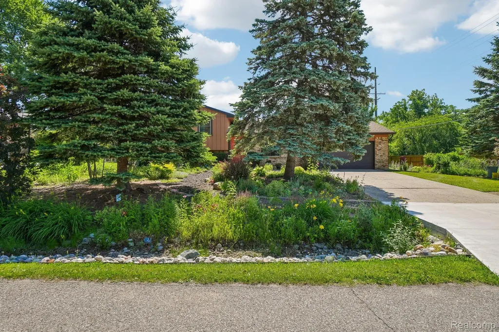 2714 Silverstone Lane Waterford Charter Township MI 48329
