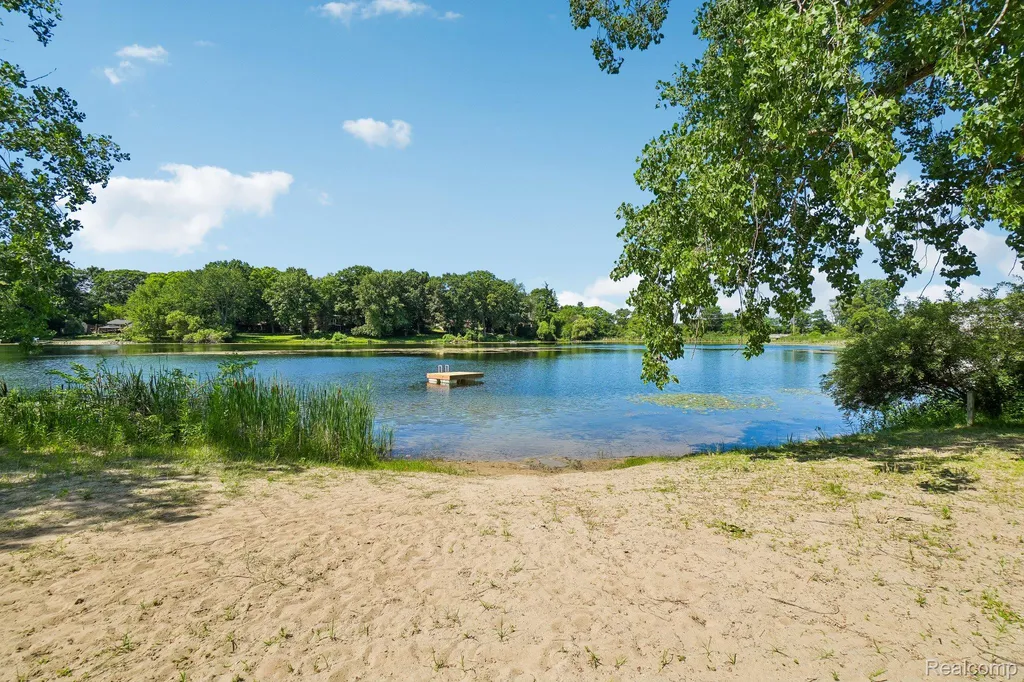 2714 Silverstone Lane Waterford Charter Township MI 48329