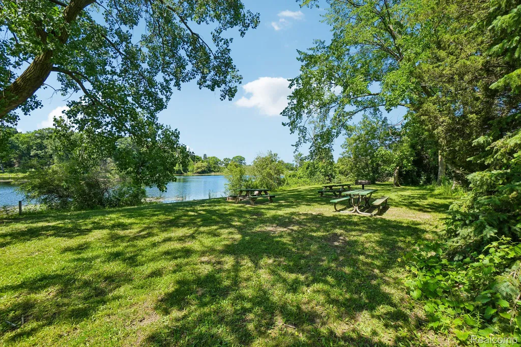 2714 Silverstone Lane Waterford Charter Township MI 48329