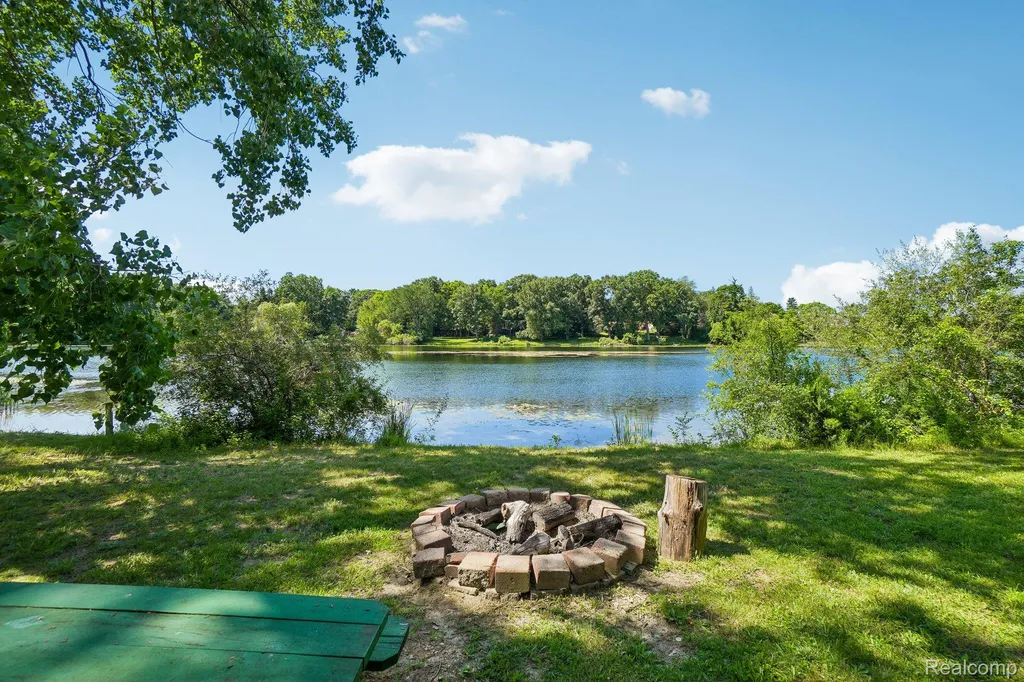 2714 Silverstone Lane Waterford Charter Township MI 48329