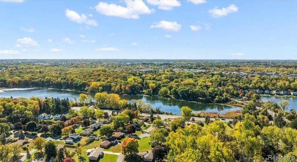 2714 Silverstone Lane Waterford Charter Township MI 48329