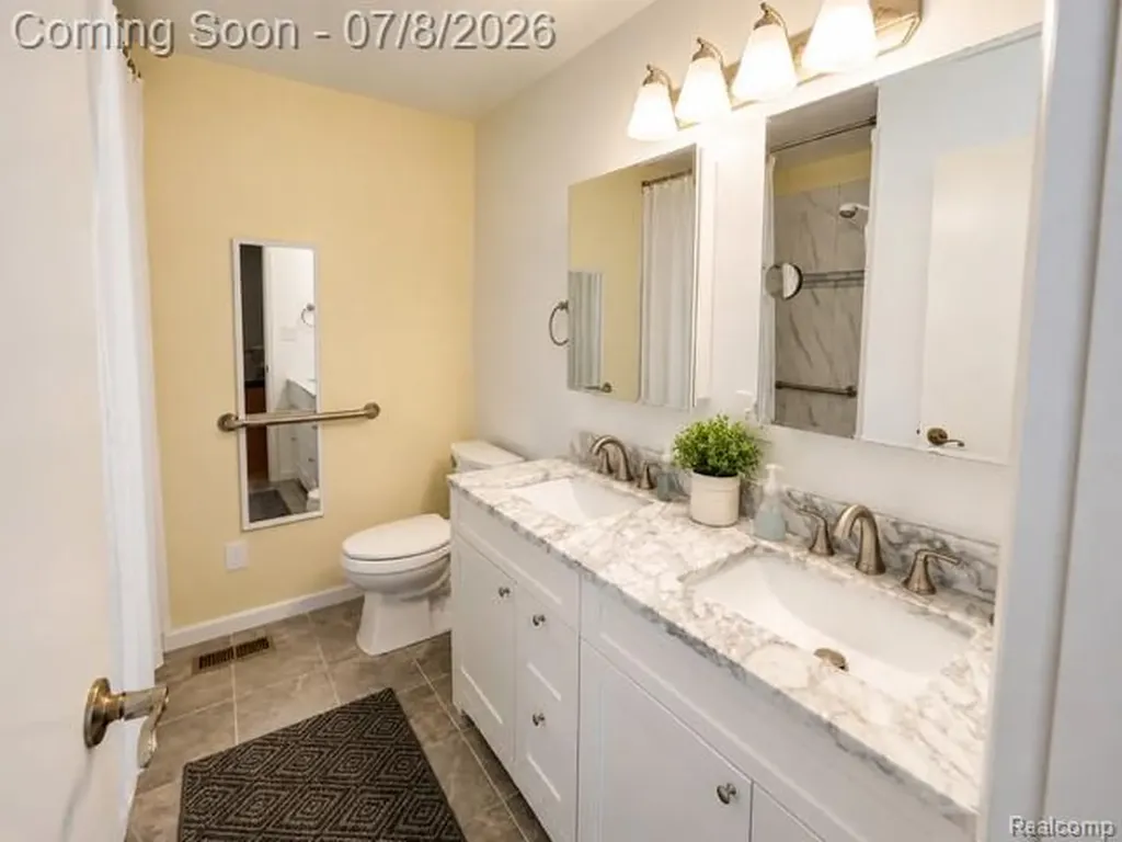 839 E Maple Street Holly Village MI 48442