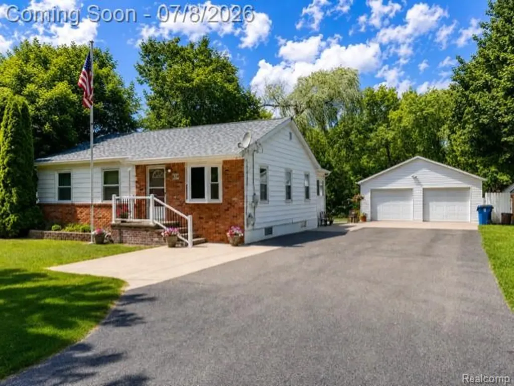 839 E Maple Street Holly Village MI 48442