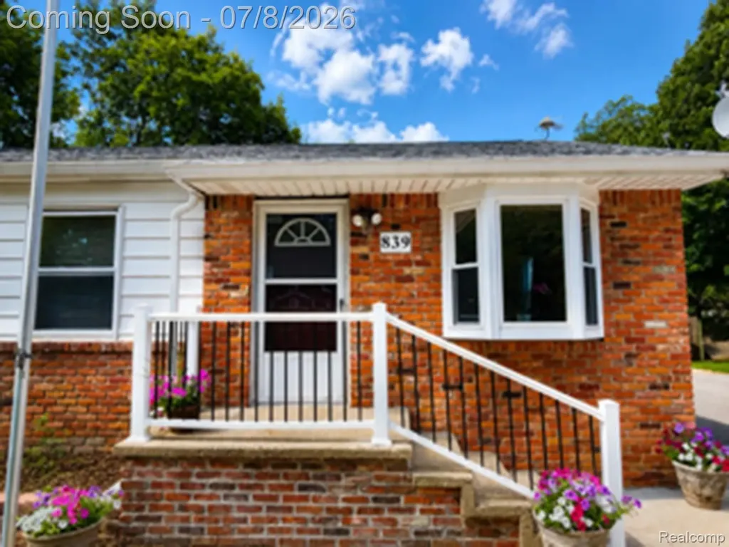 839 E Maple Street Holly Village MI 48442