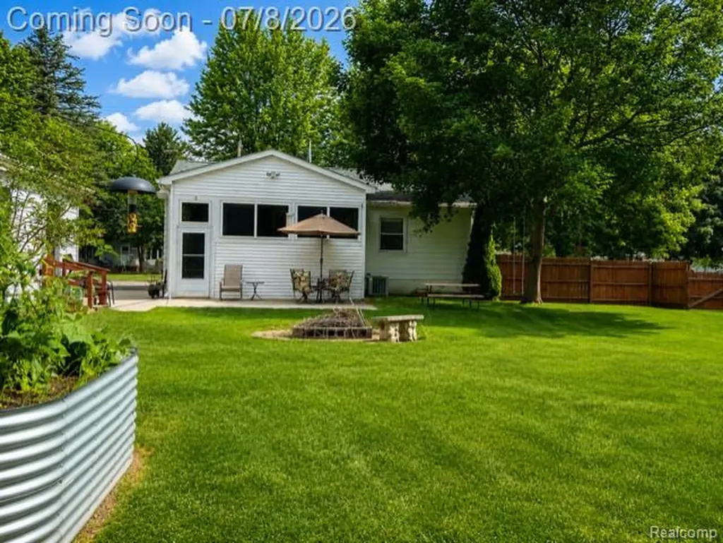 839 E Maple Street Holly Village MI 48442