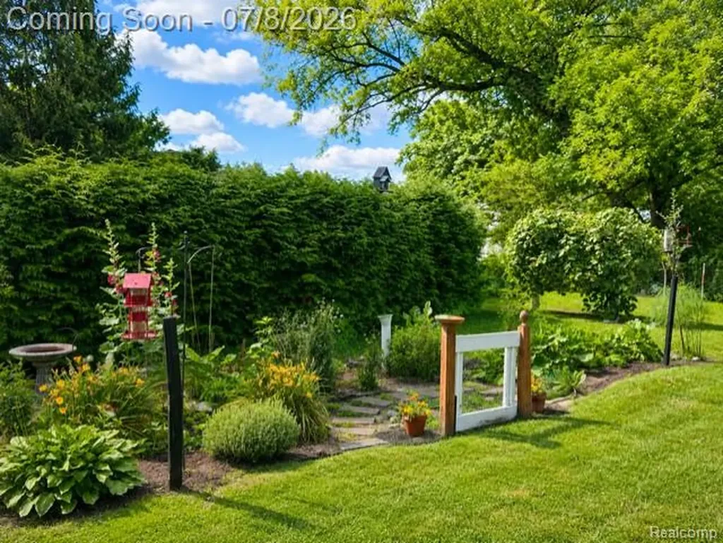 839 E Maple Street Holly Village MI 48442