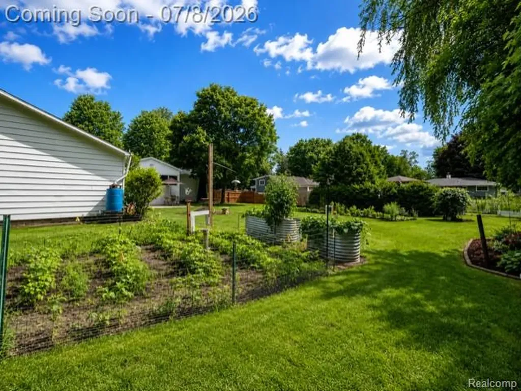 839 E Maple Street Holly Village MI 48442