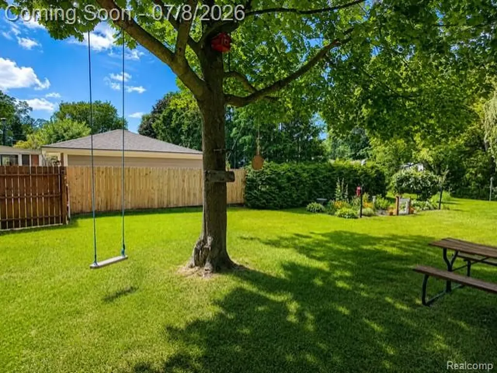 839 E Maple Street Holly Village MI 48442