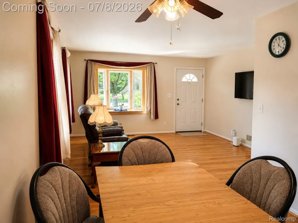 839 E Maple Street Holly Village MI 48442