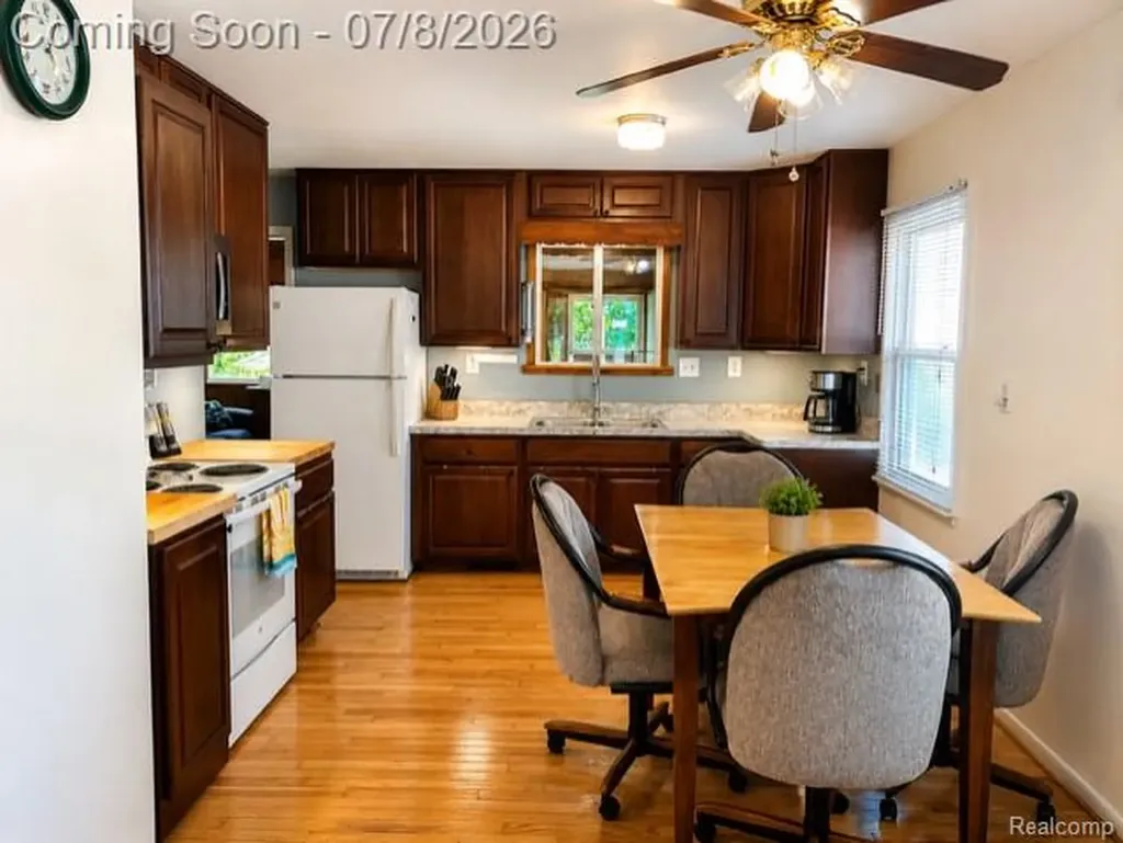 839 E Maple Street Holly Village MI 48442