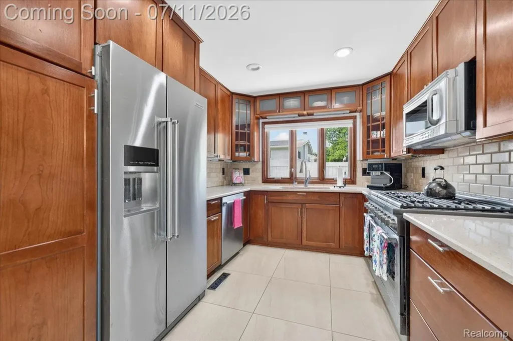 23750 E River Road Grosse Ile Township MI 48138