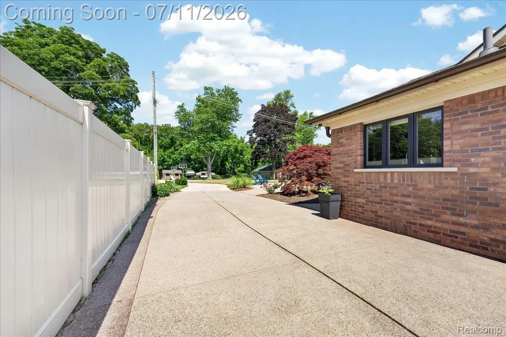 23750 E River Road Grosse Ile Township MI 48138