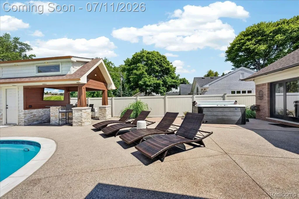 23750 E River Road Grosse Ile Township MI 48138