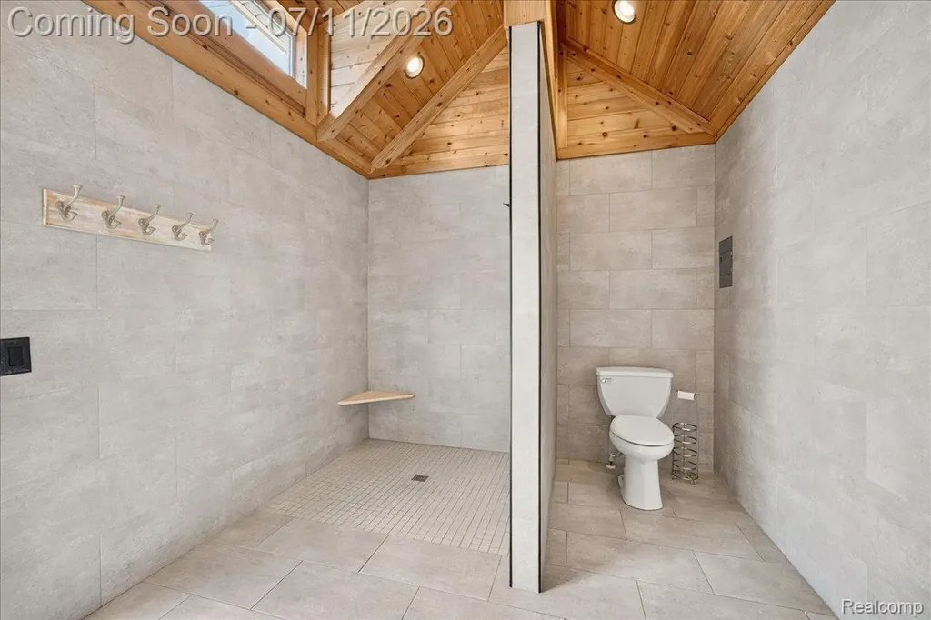 23750 E River Road Grosse Ile Township MI 48138