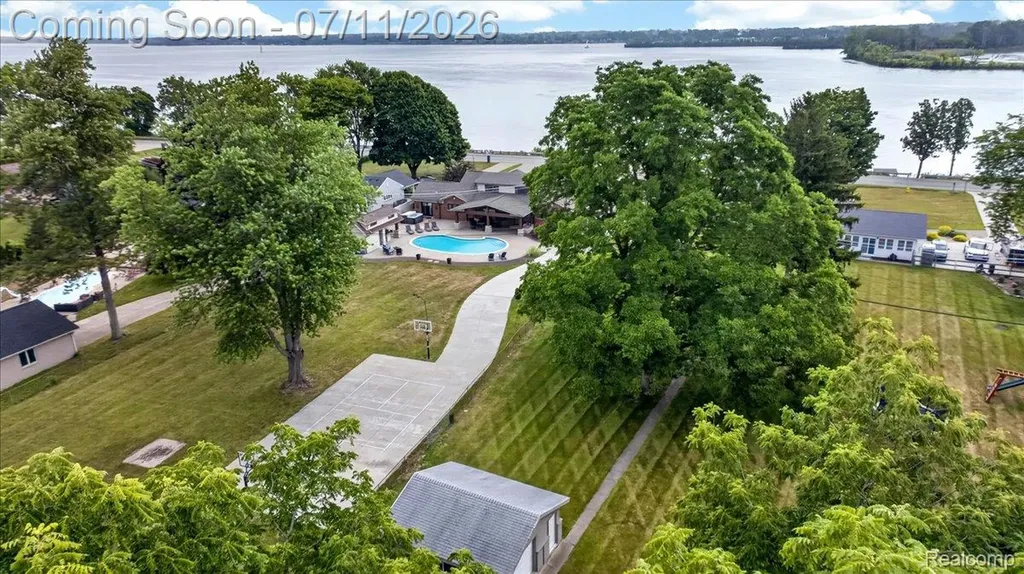 23750 E River Road Grosse Ile Township MI 48138